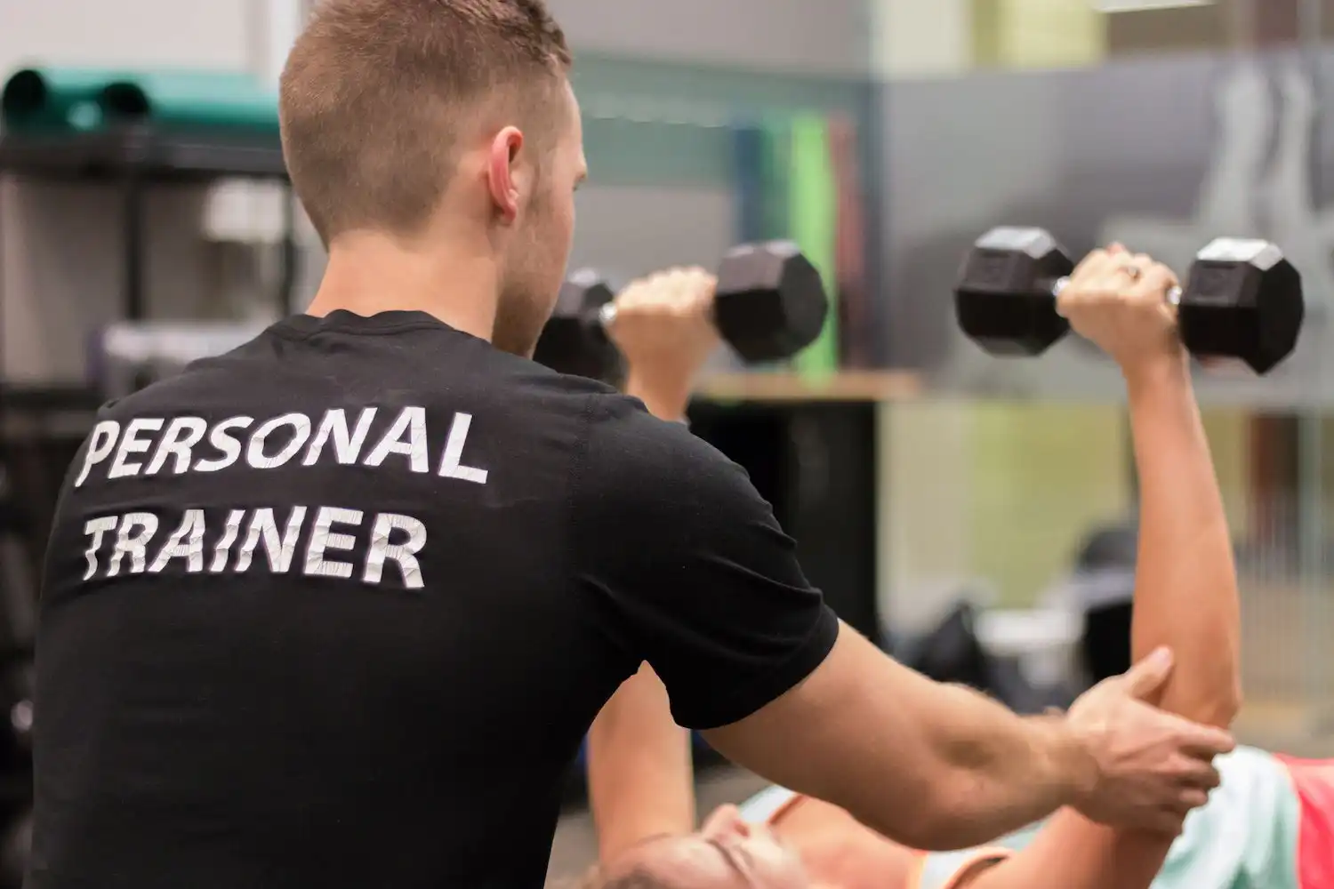 Personal trainer καθοδηγεί ασκούμενο κατά τη διάρκεια προπόνησης στη Ρόδο